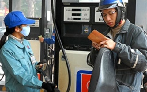 Xăng thế giới giảm mạnh, trong nước không nhúc nhích!